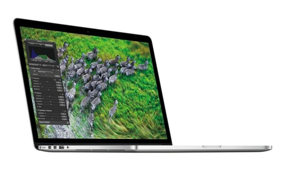 Apple MacBook Pro 15 英寸配备 Retina 显示屏 512 GB 与三星 Galaxy Book 3 Ultra