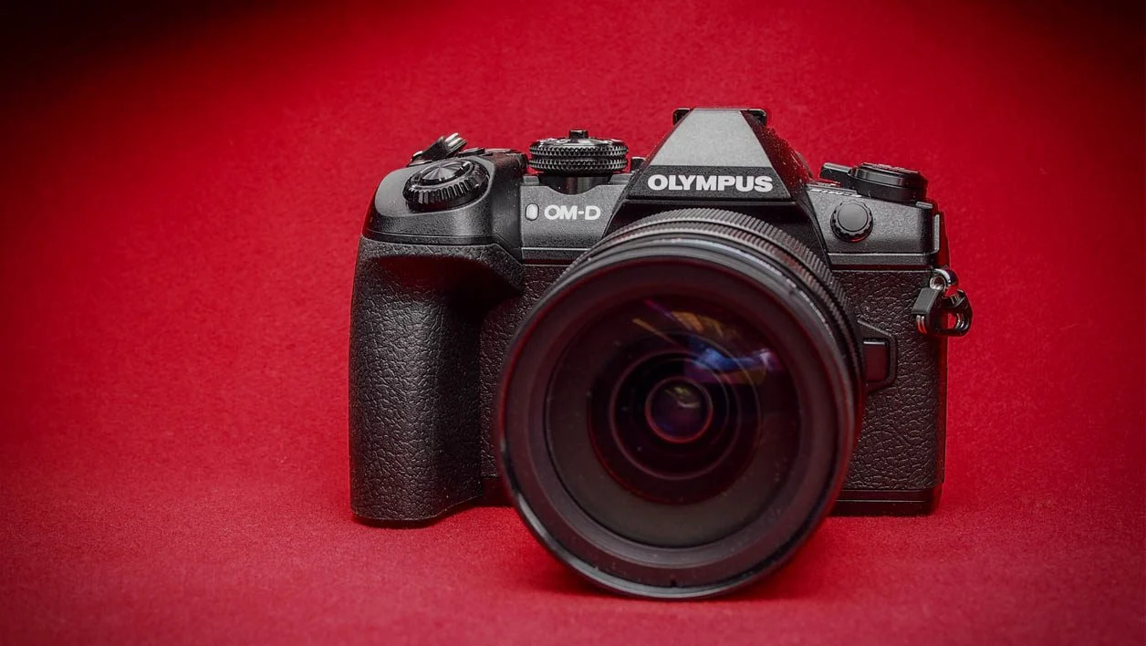 Olympus OM-D E-M1 Mark II กับ Panasonic Lumix G100