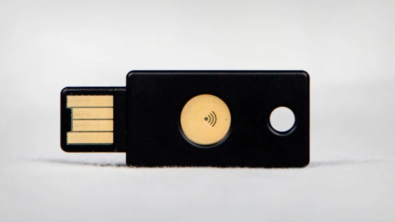 Yubico YubiKey NEO 与 Yubico YubiKey C Bio FIDO 版本