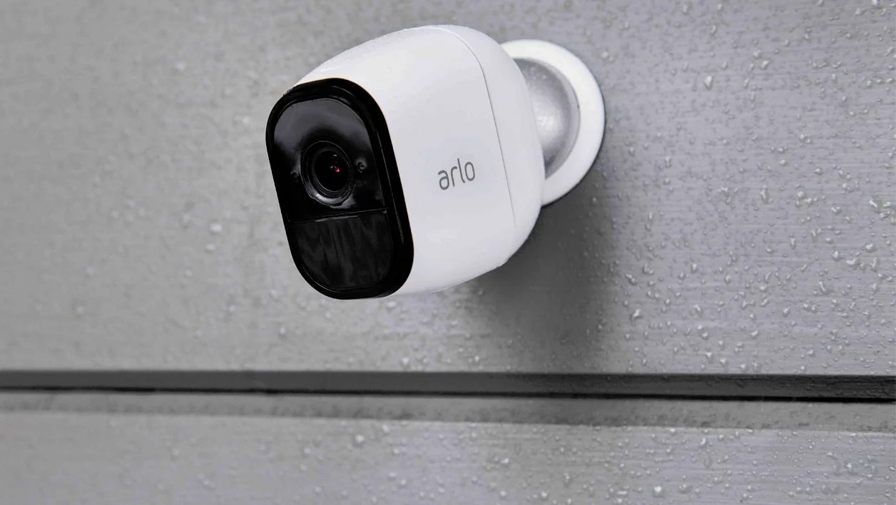 Netgear Arlo Pro contre eufy 室內攝影機 2K 平移與傾斜