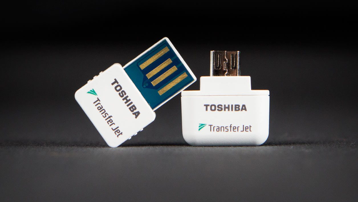 อะแดปเตอร์ Toshiba TransferJet USB/micro USB เทียบกับเครื่องชาร์จไร้สาย Ugreen 15W