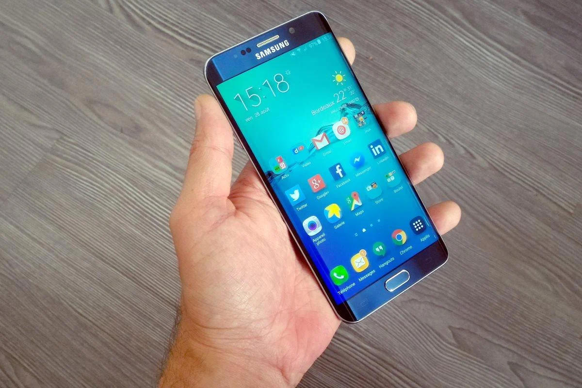 三星 Galaxy S6 Edge Plus 对比三星 Galaxy Z Flip 6