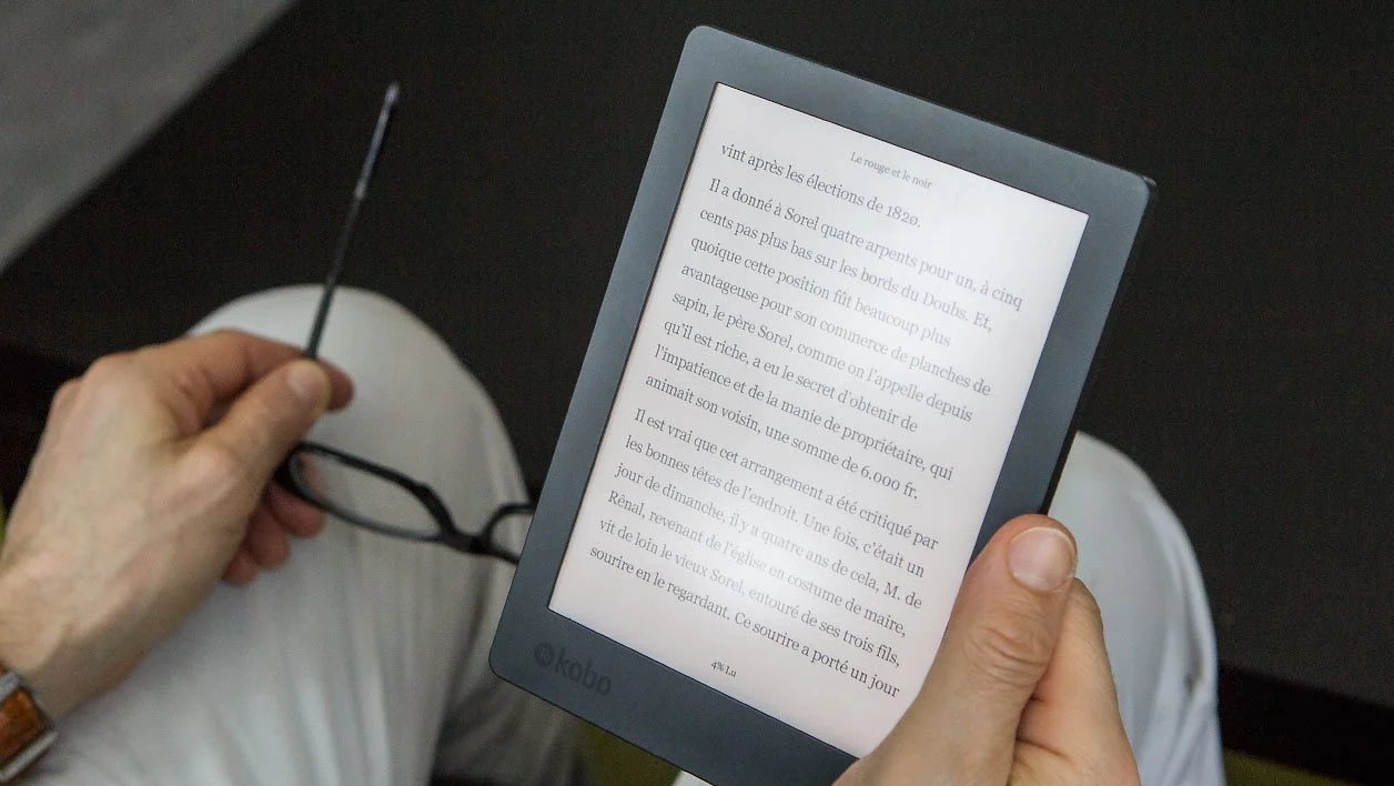 Kobo Aura H2O Edition 2 与 Amazon Kindle Paperwhite 签名版