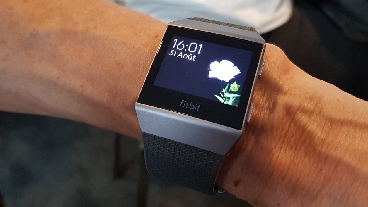 Fitbit Ionic：在与 Apple Watch 竞争的联网手表图像中发现