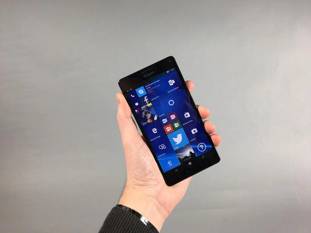 Microsoft Lumia 950 XL กับ Samsung Galaxy Z Flip 6