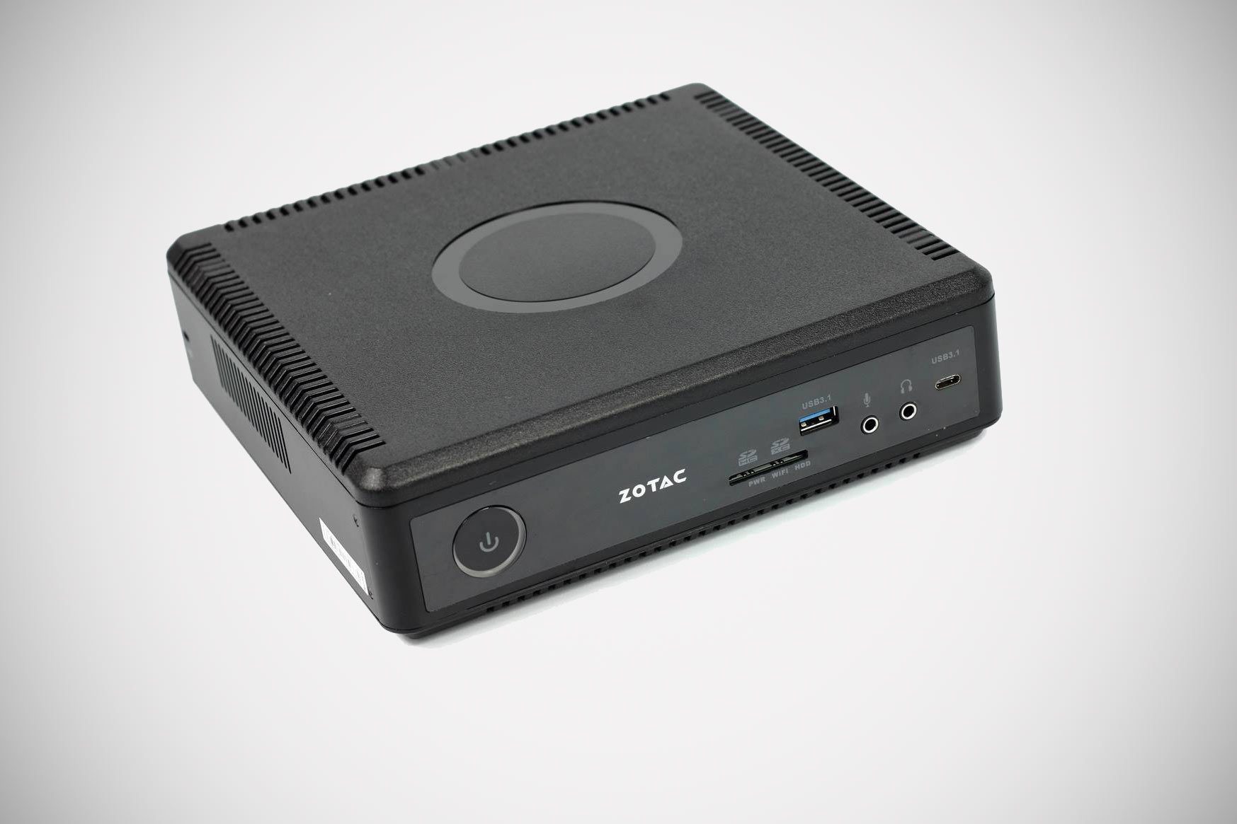 Zotac ZBOX MAGNUS EN1060 (ZBOX-EN1060-BE) 与 BLEUJOUR Kubb Gen 11