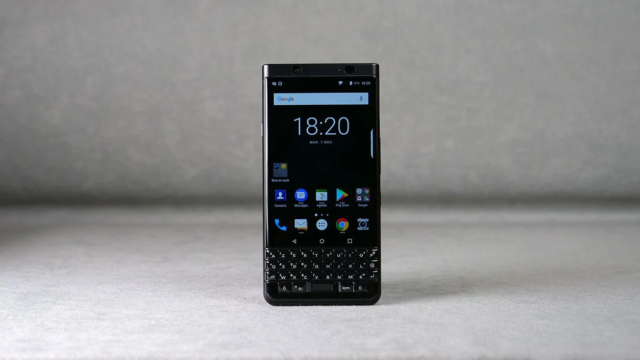 黑莓 KEYone 黑色版與三星 Galaxy Z Flip 6