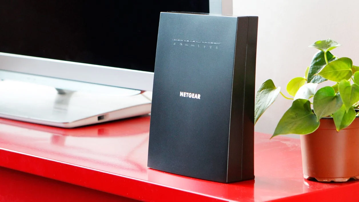 Netgear Nighthawk X6S EX8000 對比 TP-LINK Deco XE75