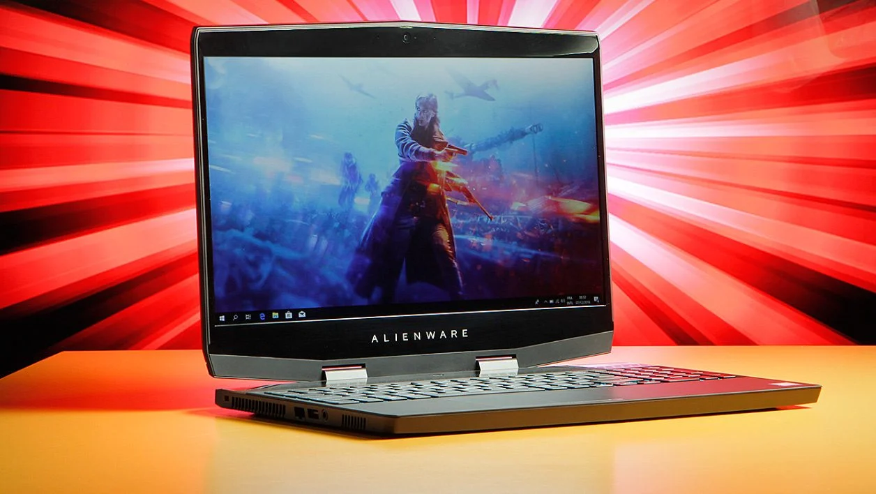 戴爾 Alienware m15 對比 Razer Blade 18 RZ09-0484TFH3-R3F1