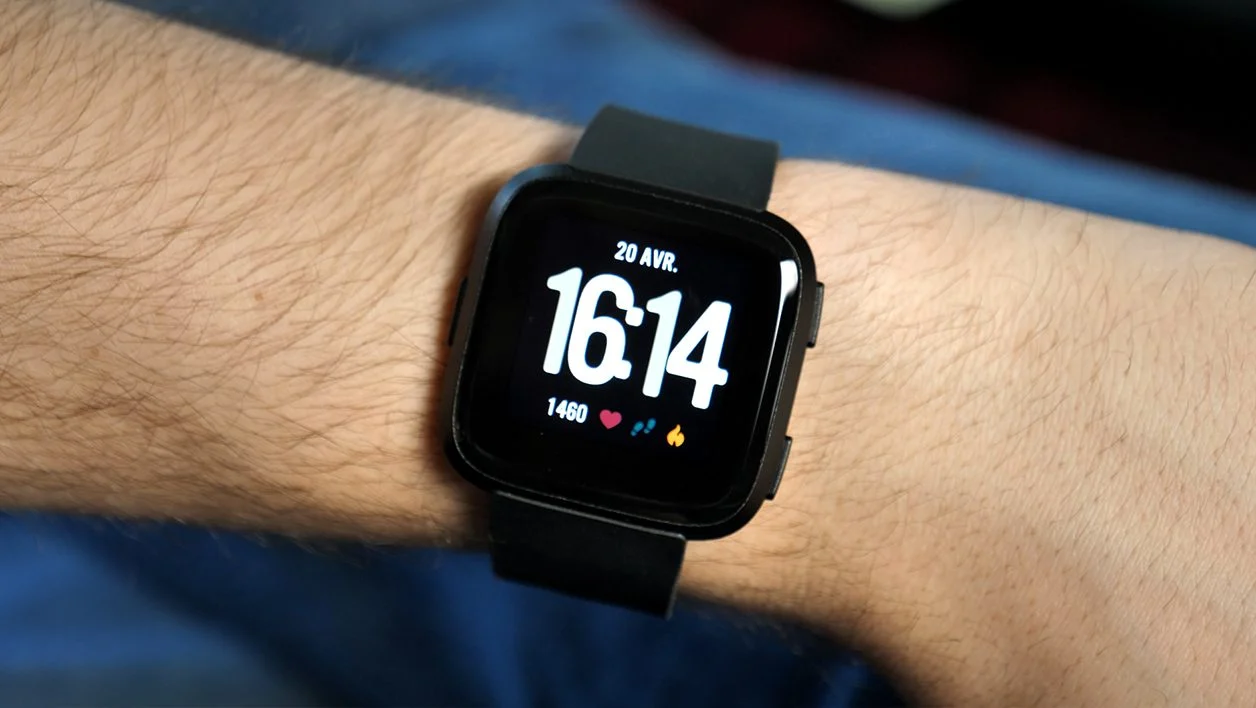 Fitbit Versa กับ Google Pixel Watch LTE