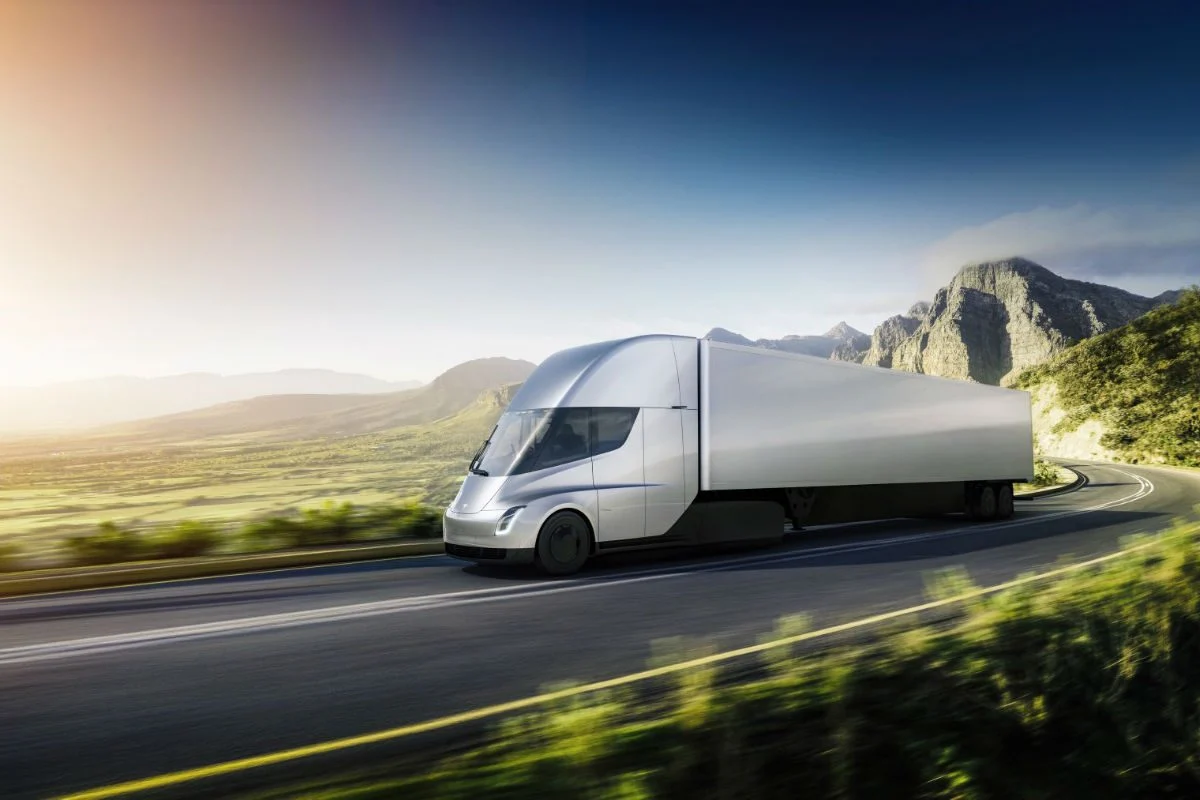 满载卡车充电可行驶 800 公里：Tesla Semi 通过最新测试