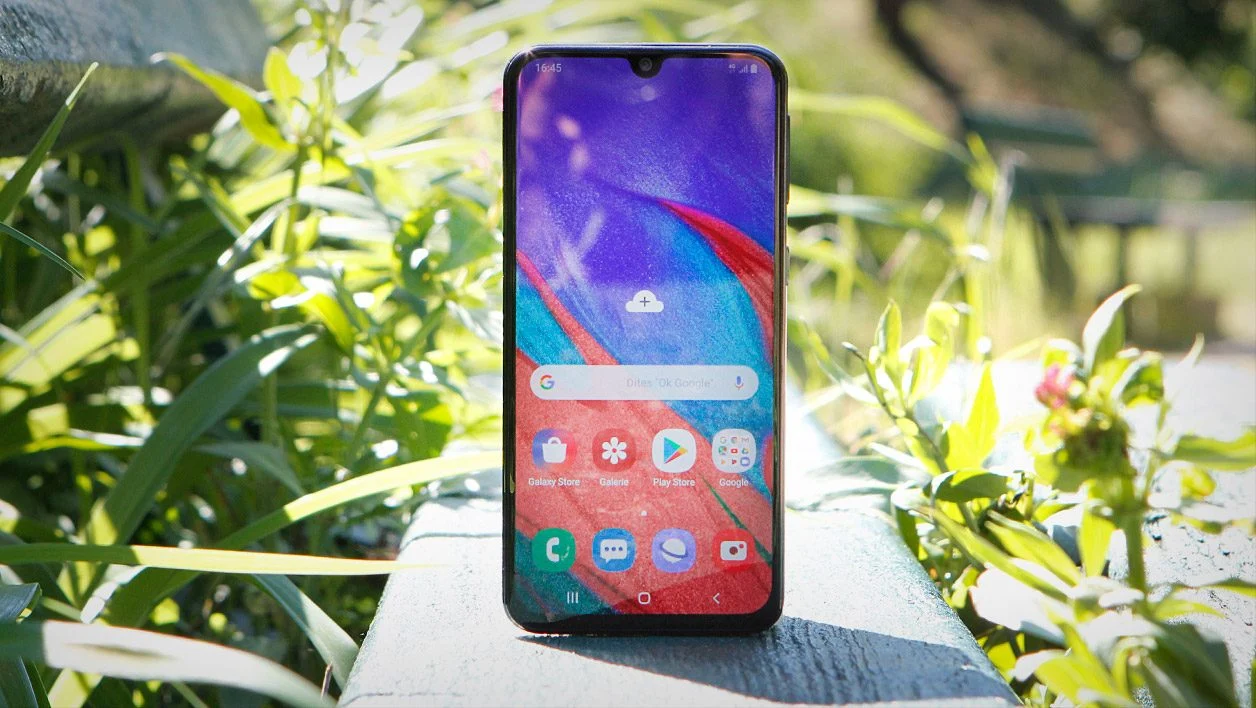 三星 Galaxy A40 与谷歌 Pixel 9 Pro Fold