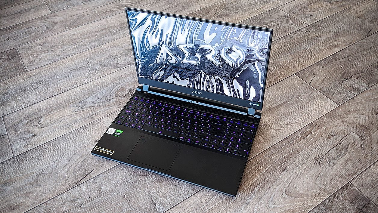 Gigabyte Aero 15 OLED XB (XB-8FR51B0SP) 对比 Razer Blade 18 RZ09-0484TFH3-R3F1