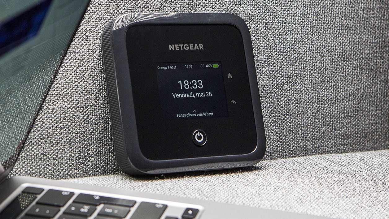 Netgear Nighthawk M5 对比 TP-LINK Deco XE75