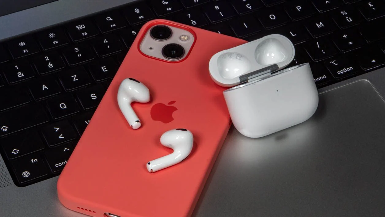 Apple AirPods 第三代 與 無耳耳機（棒式）