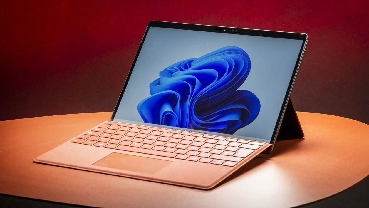 微軟 Surface Pro 8 與三星 Galaxy Book 2 360