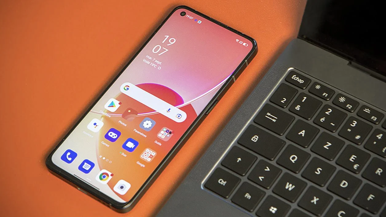 Oppo Reno 6 与三星 Galaxy Z Flip 6