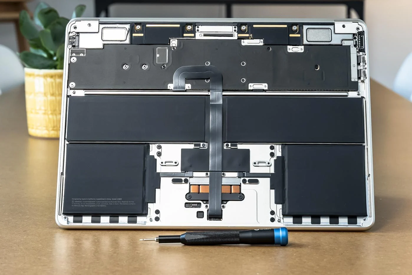 iFixit 对 MacBook Air M2 的拆解显示，没有散热器……但有加速计