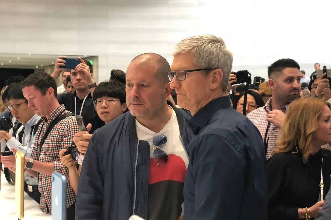 Jony Ive อดีตหัวหน้าฝ่ายออกแบบของ Apple ดึงผู้มีความสามารถจากนายจ้างเก่าของเขามาสร้างอุปกรณ์ AI