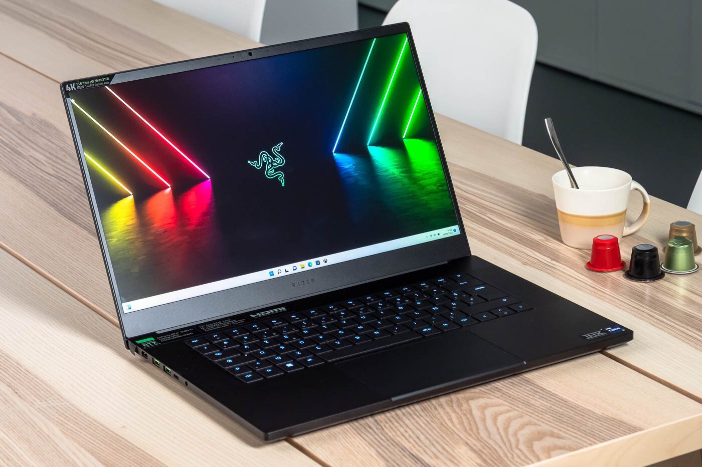 Razer Blade 15 2022 (RZ09-0421PFF3) 對比 Razer Blade 18 RZ09-0484TFH3-R3F1