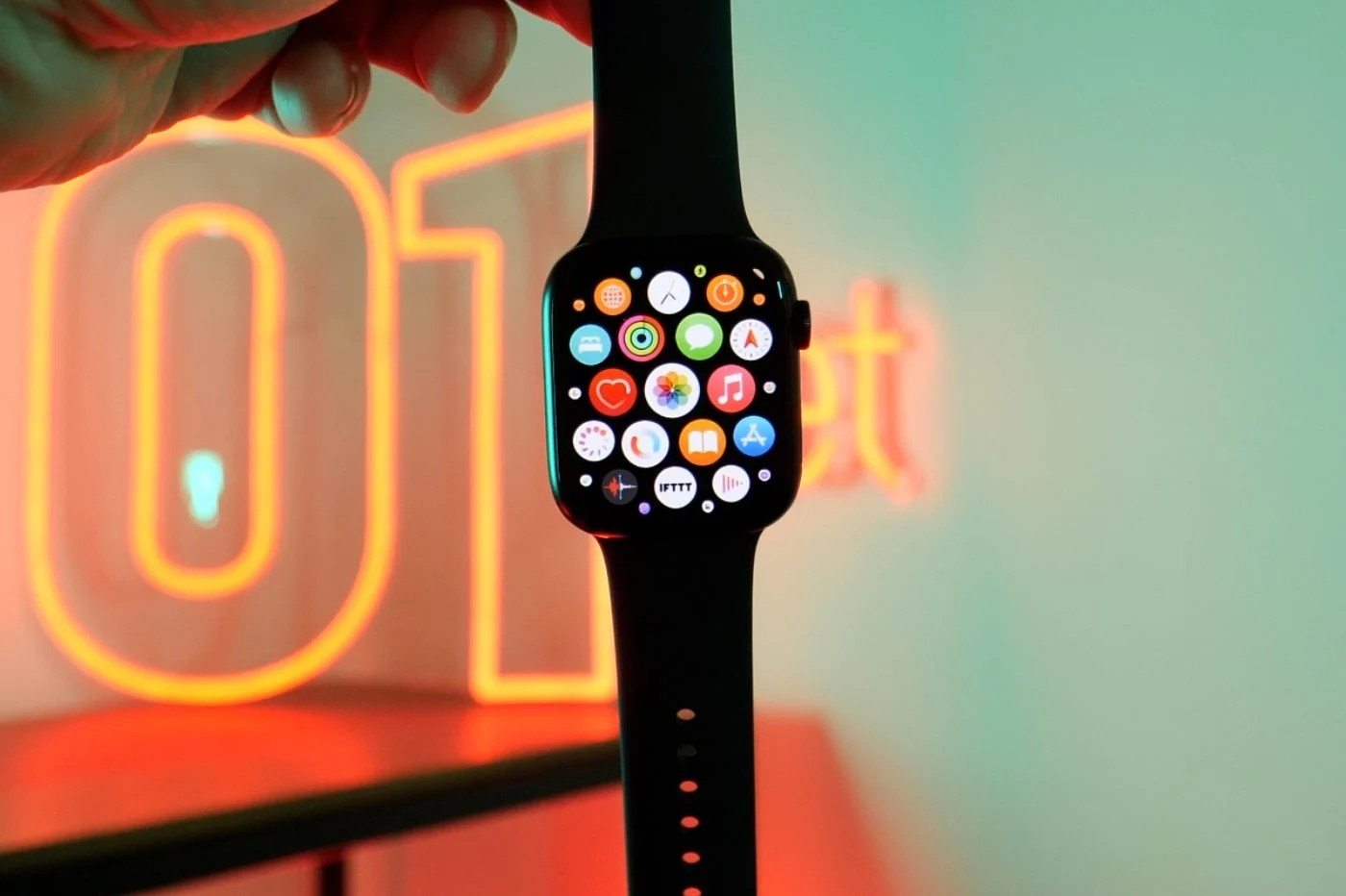 Apple Watch 继续保持领先地位，远远领先于 Pixel Watch 和 Galaxy Watch