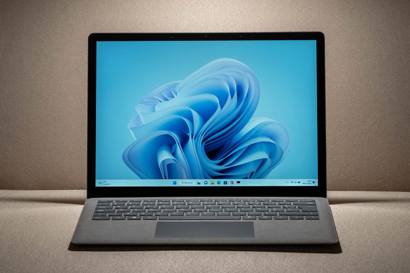 微软 Surface Laptop 5 13.5 与 Apple MacBook Pro 14 英寸 2023 M2 Max