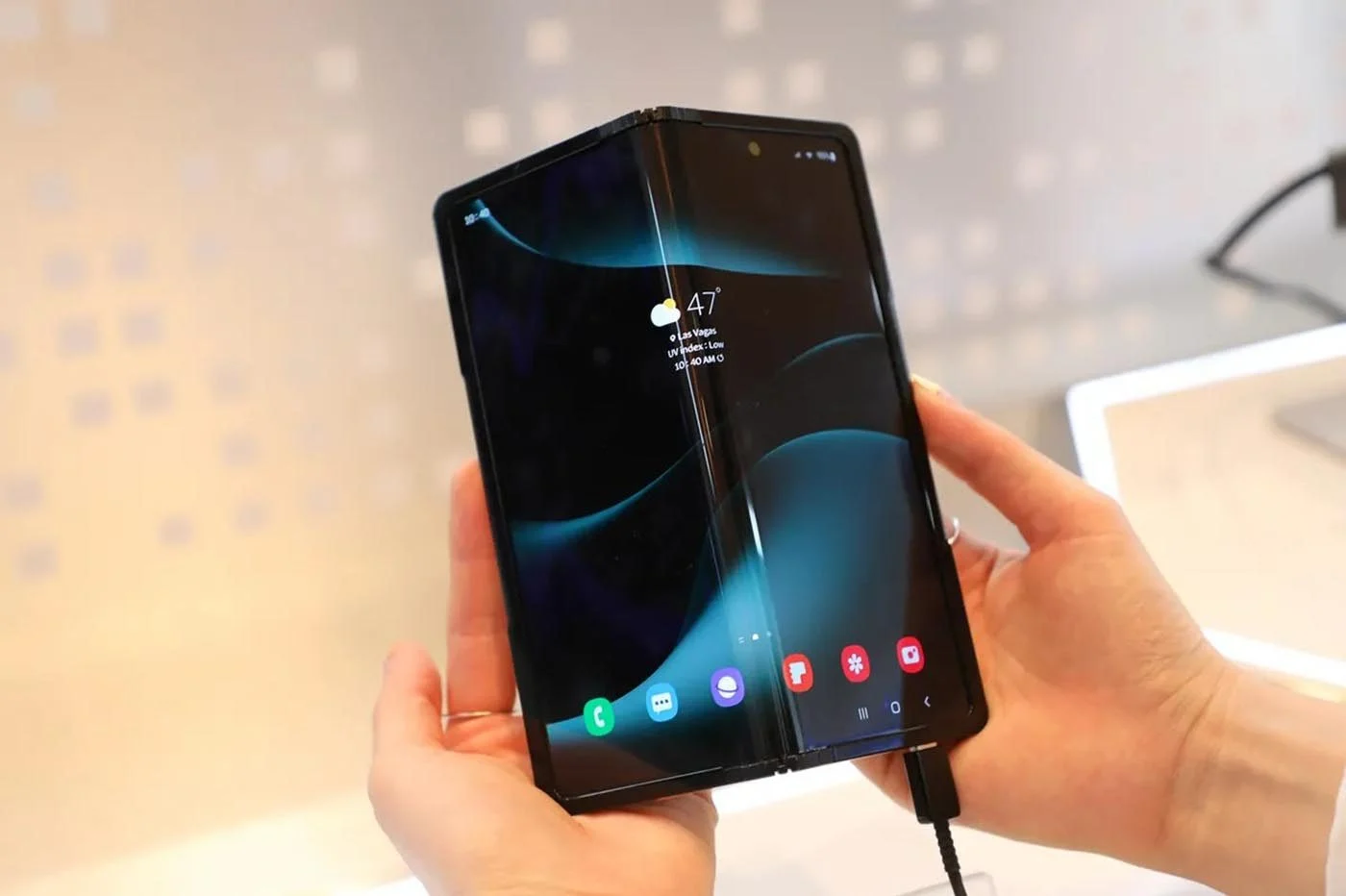 不，三星的这款 360° 折叠屏不适用于 Galaxy Z Fold 5