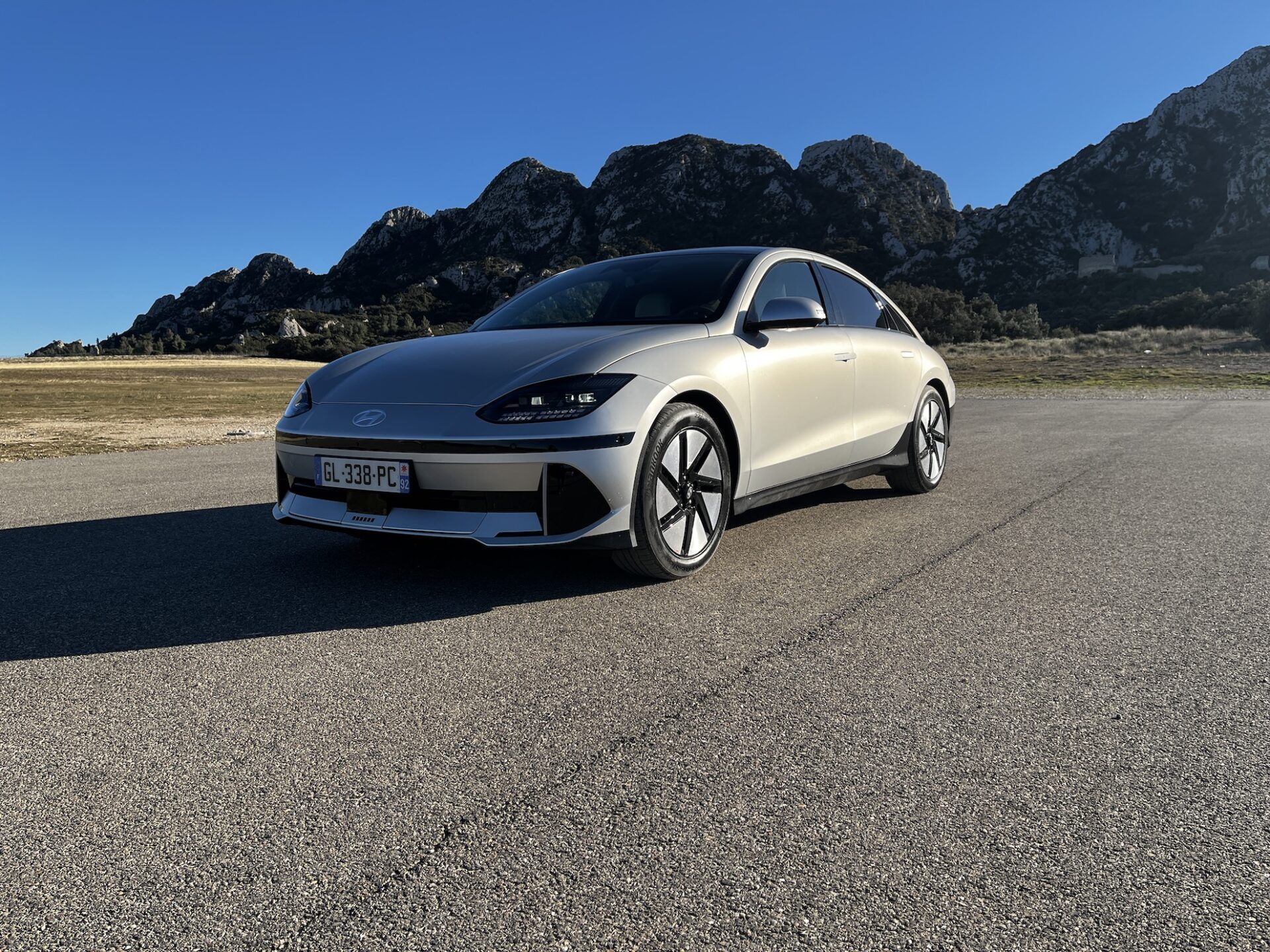 現代Ioniq 6評測：它真的能打敗特斯拉Model 3嗎？