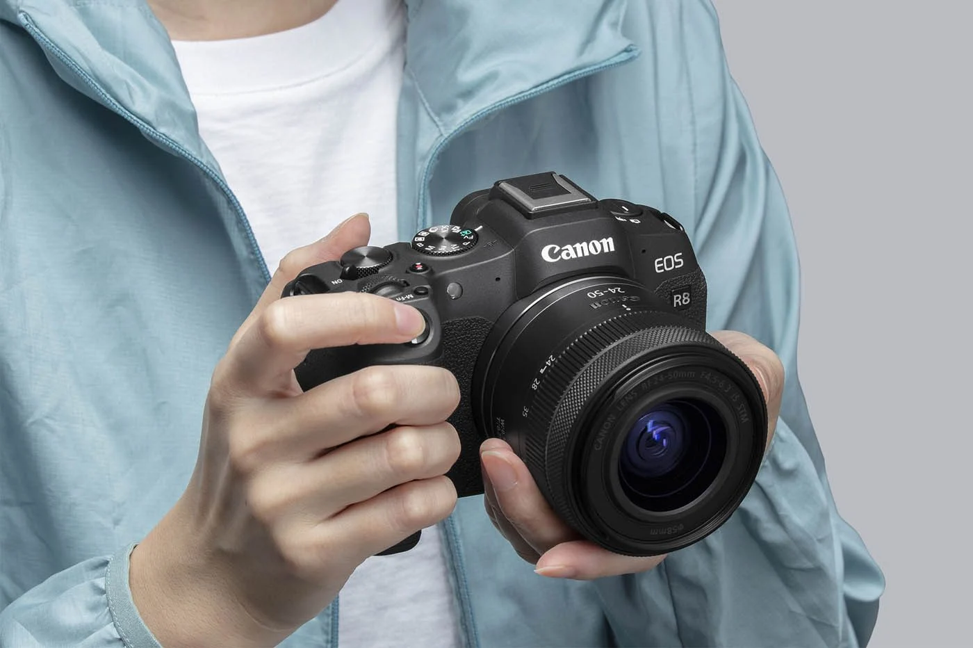 Canon EOS R8 เซ็นเซอร์ไฮบริดฟูลเฟรมที่ใส่ (เกือบ) ในผ้าเช็ดหน้าได้!