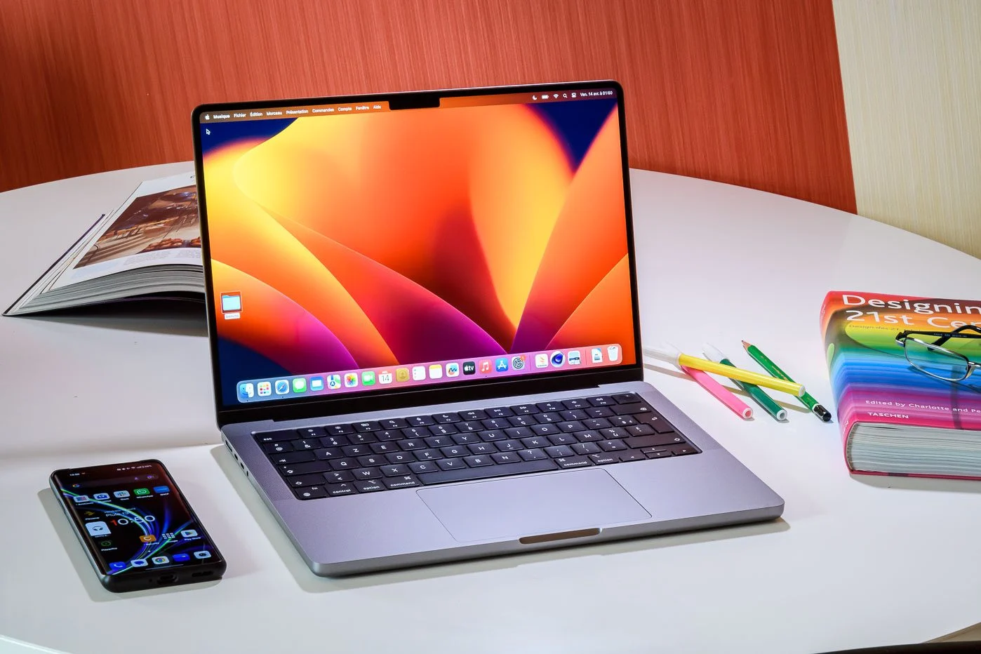 Apple MacBook Pro 14 นิ้ว 2023 M2 Max กับ Huawei MateBook X Pro 2022