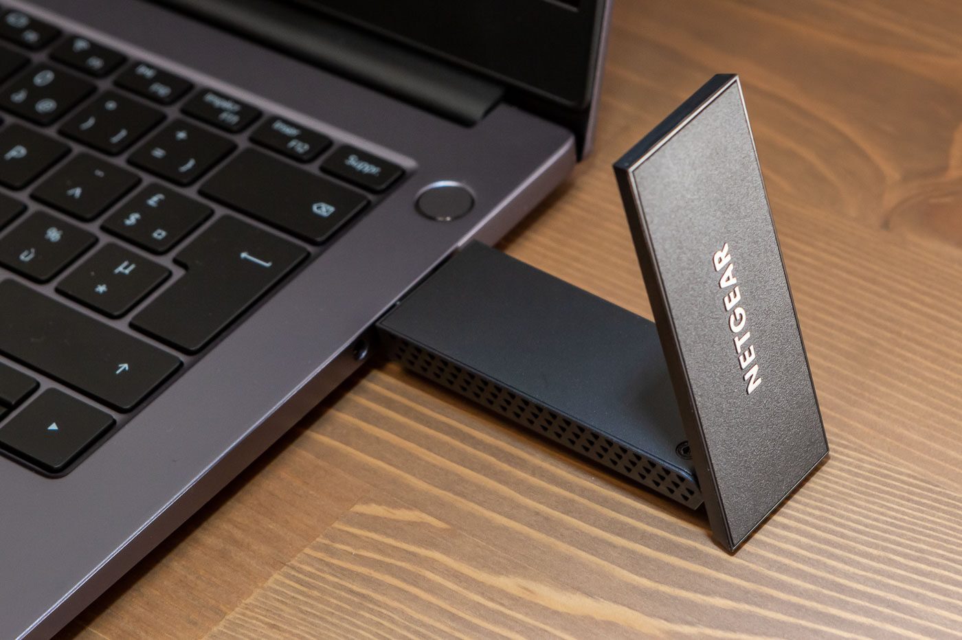 Nighthawk A8000 與 ZenWiFi Pro ET12