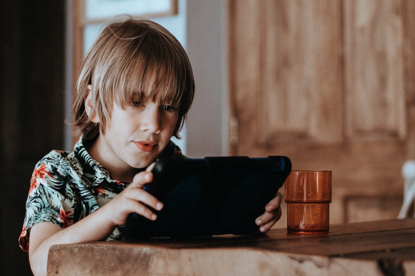 法国销售的所有智能手机很快将强制实行家长控制