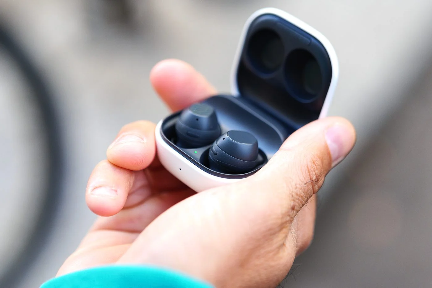 三星 Galaxy Buds FE 评测：低调、高效且价格实惠的耳机