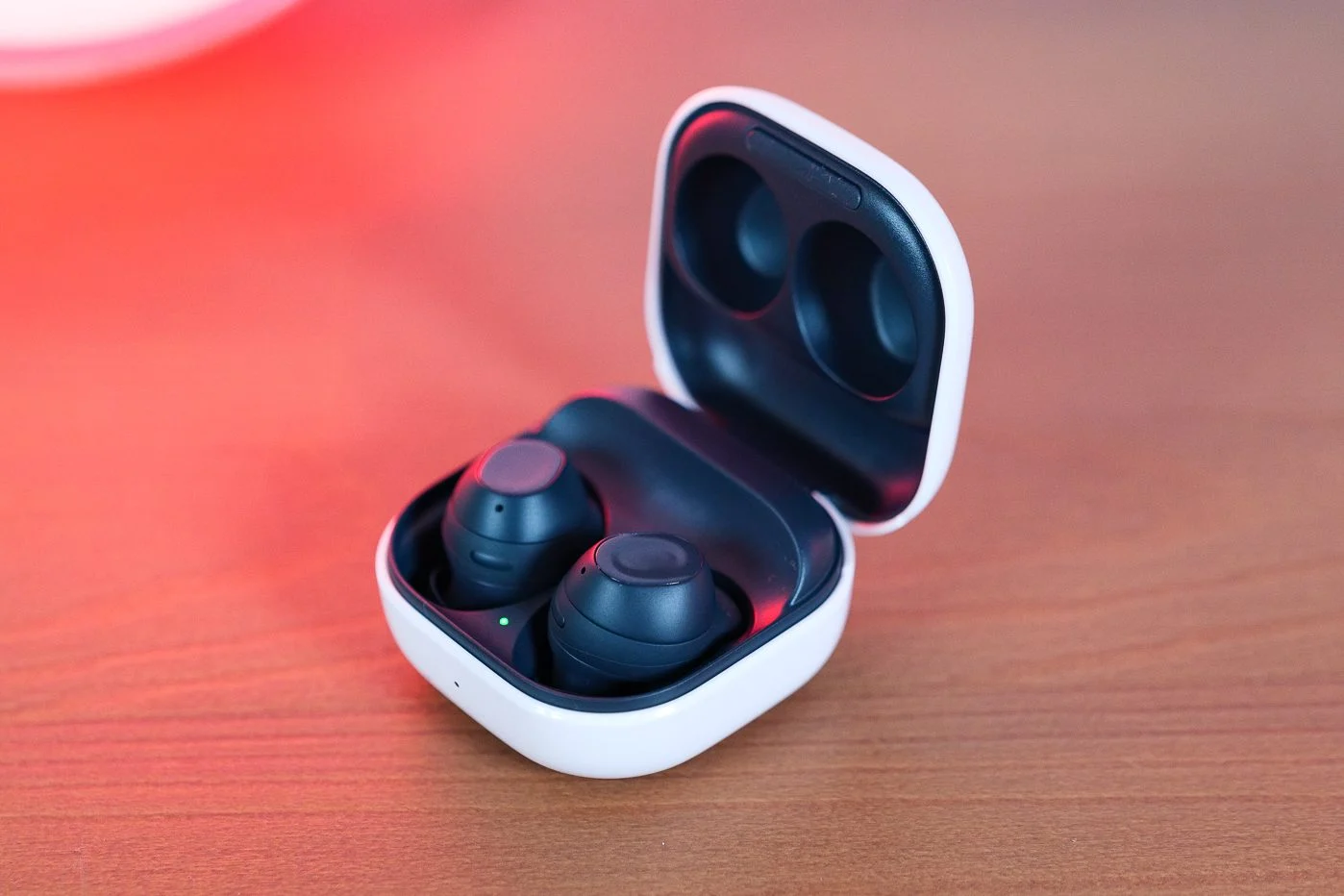 三星 Galaxy Buds FE 与 Shokz OpenRun Pro 2