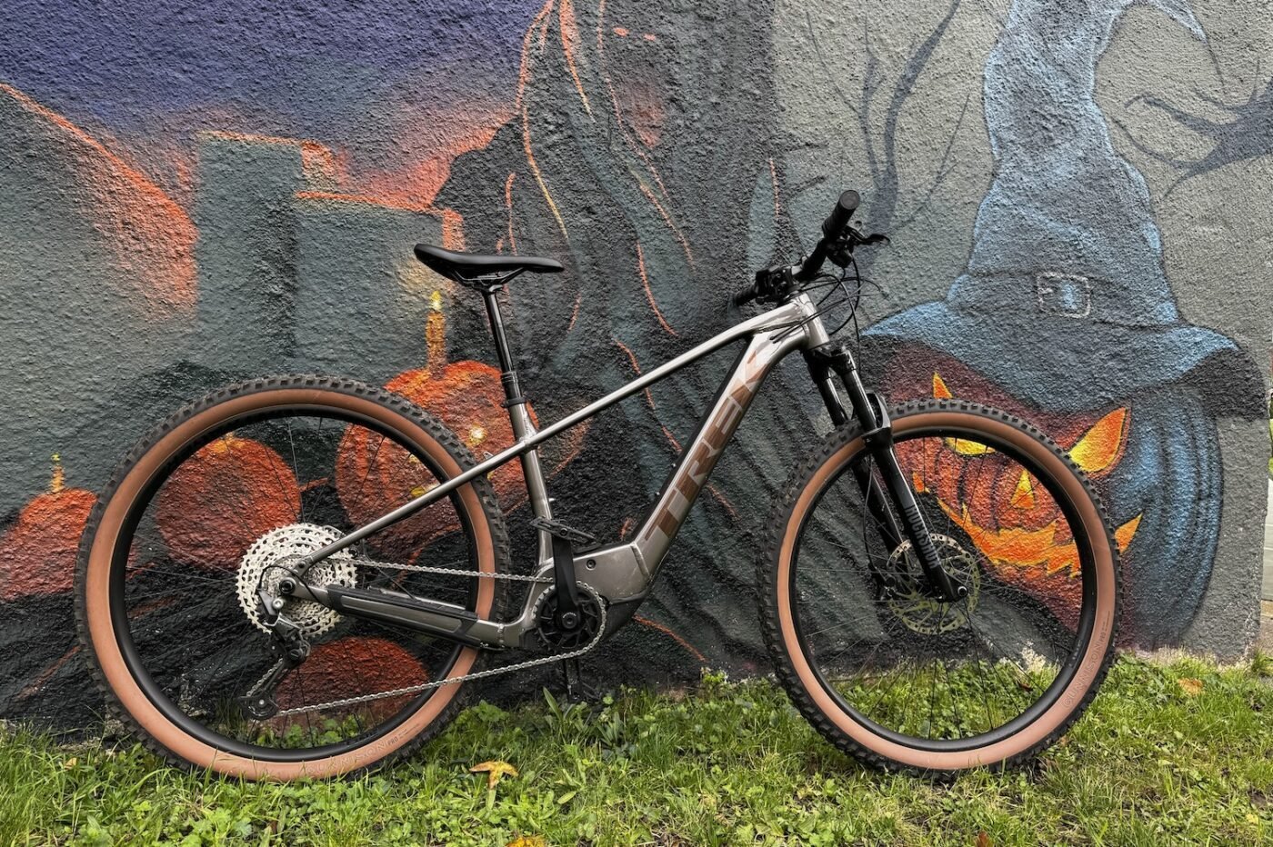 Trek Marlin+ 8 对阵 Mustache 星期一 27.5