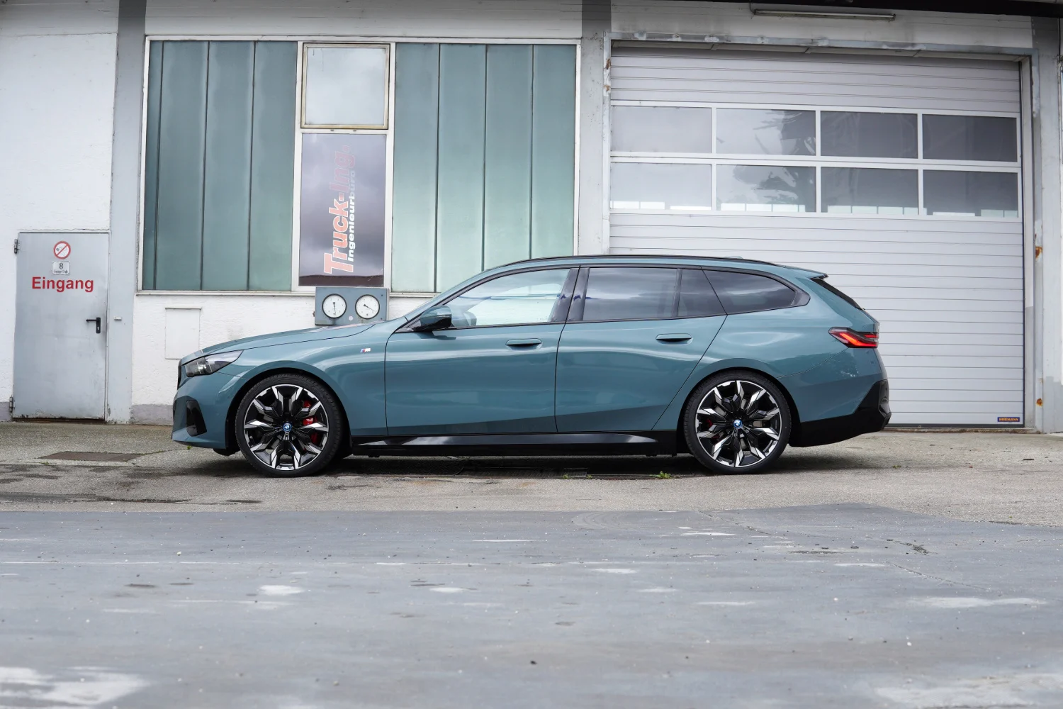 BMW i5 Touring 測試：電動旅行車比轎車好？