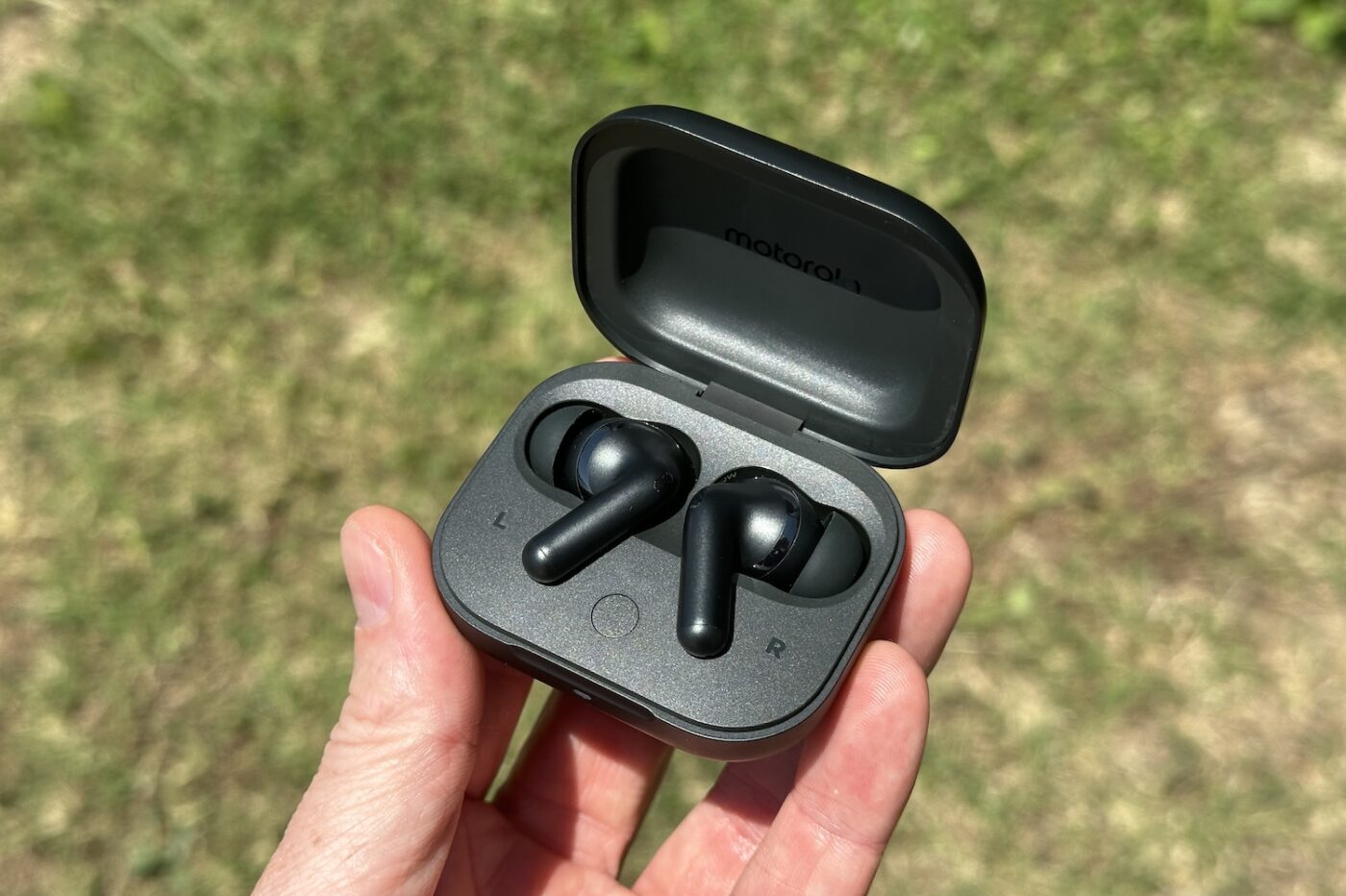 摩托罗拉 Moto Buds+ 与 Google Pixel Buds Pro