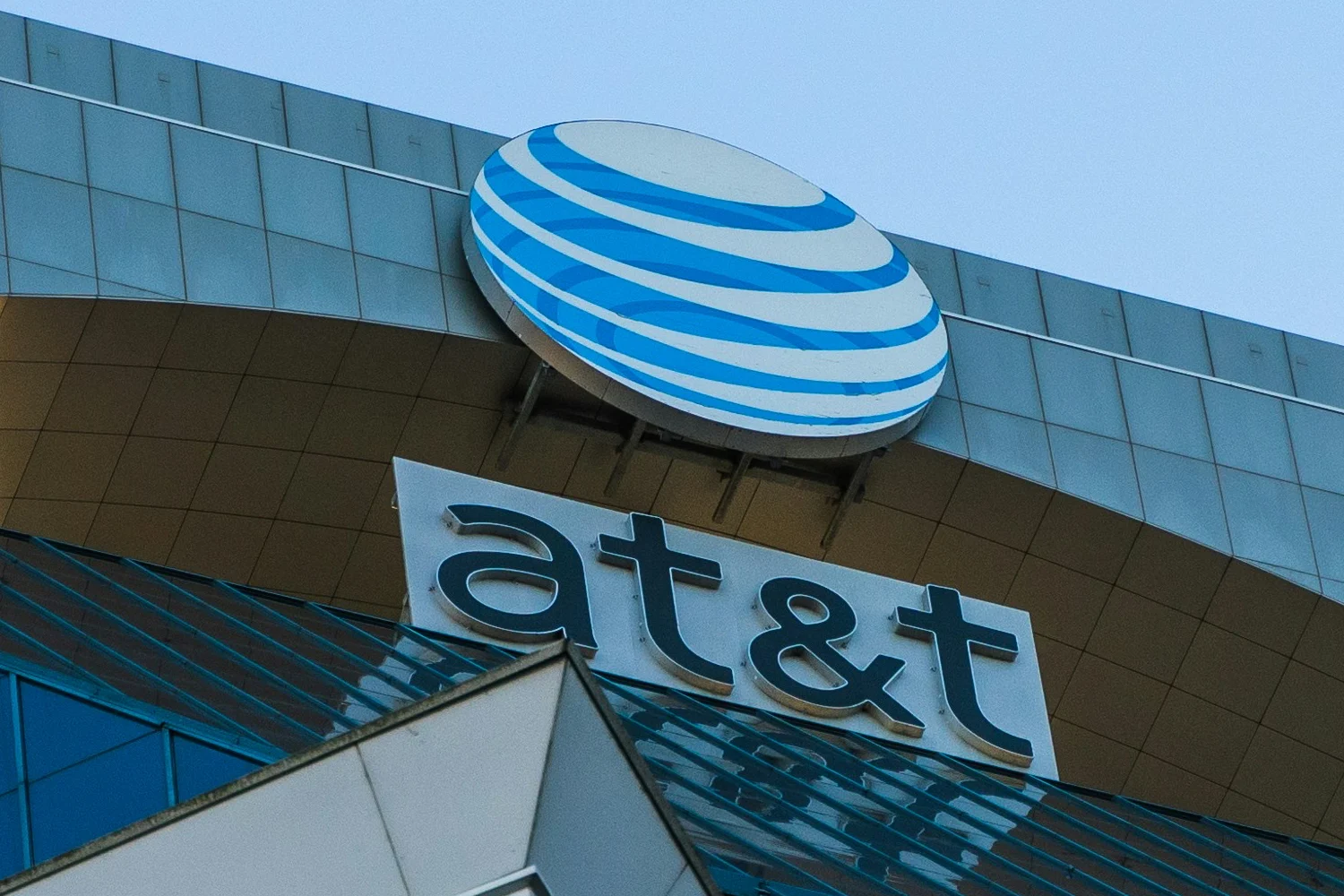 การโจรกรรมข้อมูลจำนวนมากจากลูกค้ามากกว่า 100 ล้านรายของ AT&amp;T ซึ่งเป็นผู้ให้บริการในอเมริกา