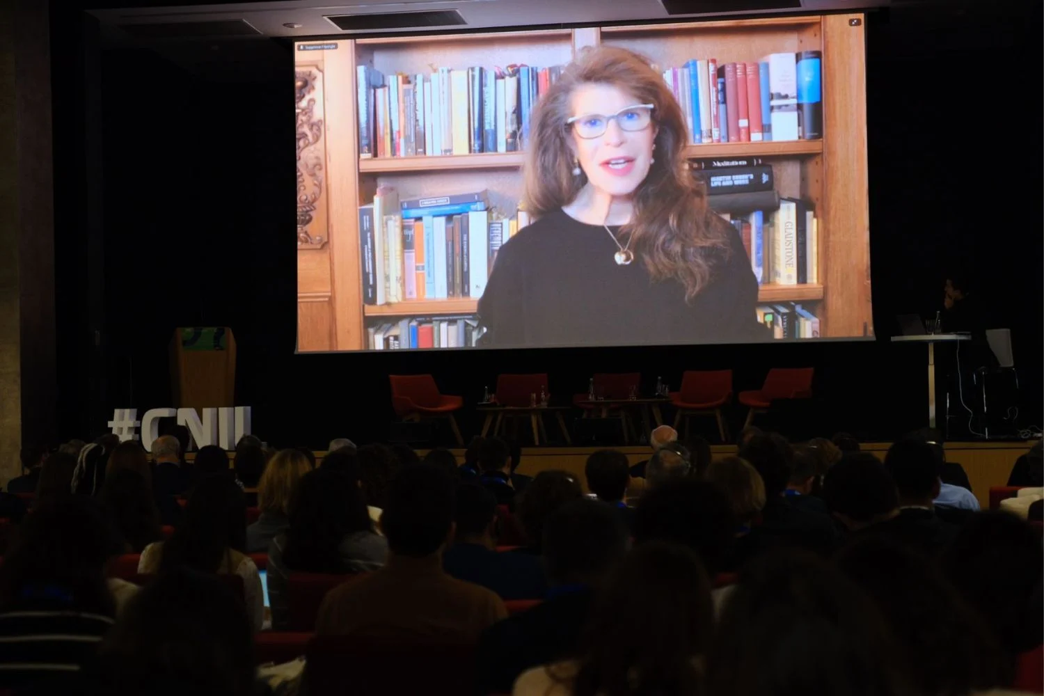 “互联网已成为没有栅栏或出口的监视监狱”，Shoshana Zuboff 毫不妥协的分析