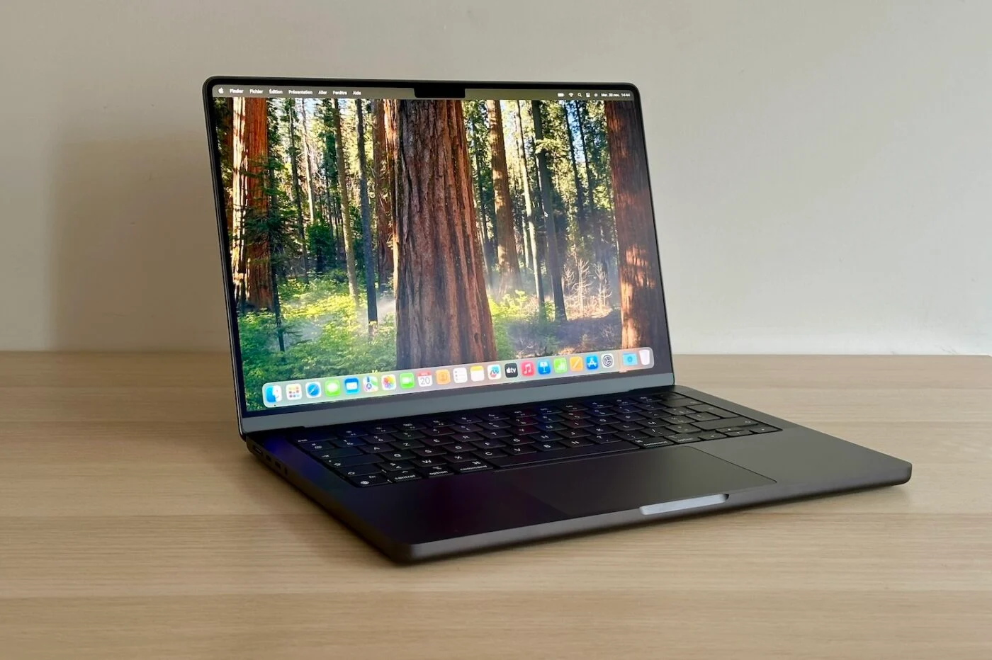 苹果 MacBook Pro 14 英寸 2024 M4 Pro 与华为 MateBook 16