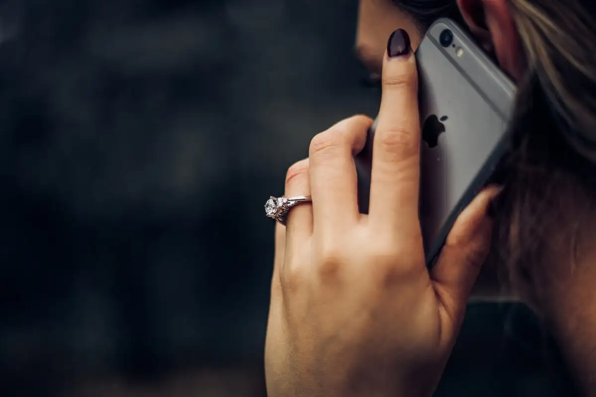 如何更改 iPhone 前往語音信箱之前的響鈴次數